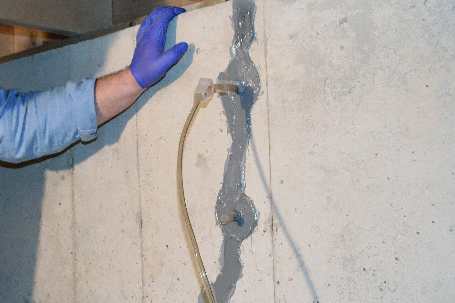 Professionnel effectuant une réparation de fissure